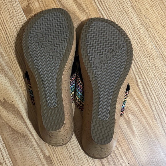 Skechers Beverly Delighted
Womens Luxe Foam Rainbow
Woven Open Toe Sandals - Picture 4 of 9